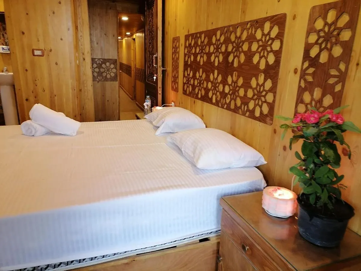 Tekne Hypathia. Luxury Dahabiya Nile Cruise Mısır